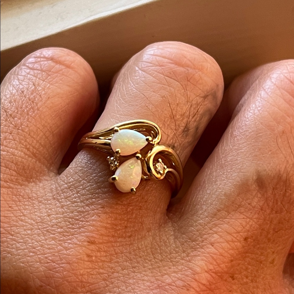 Estate 10K Gold Opal & Diamond vintage ring